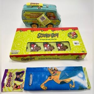 SCOOBY-DOO 10 Count Holiday Light Set, The Mystery Machine Tin & Seat Belt Pad